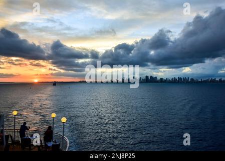 Coucher de soleil sur Miami depuis un bateau de croisière Banque D'Images