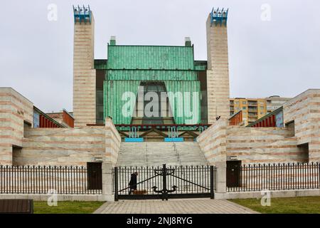 Festival Palace Palacio de Festivales Santander Cantabria Espagne Bâtiment conçu pour représenter un tigre qui repose sur son dos avec ses jambes dans l'air Banque D'Images