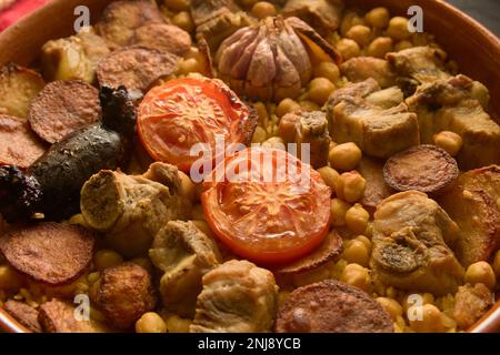 Gros plan d'une casserole de riz cuit, un plat typique de Xàtiva (Valence, Espagne) où les ingrédients (riz, viande, tomate, ail, pois chiches, bloo Banque D'Images