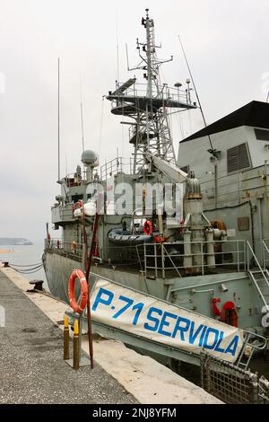 Carapace factices, ceinture de sauvetage et huards au bateau de patrouille espagnol Serviola P-71 gangplank amarré dans la zone portuaire de Gamazo dans la baie de Santander Cantabria Espagne Banque D'Images