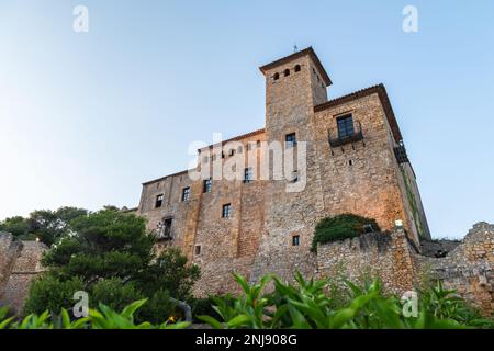 TARRAGONA, ESPAGNE - 6 AOÛT 2022 : vue en angle bas du château en pierre de Tamarit par la mer à Altafulla, Tarragona, au crépuscule. Banque D'Images