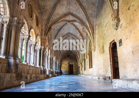 TARRAGONE, ESPAGNE - 6 AOÛT 2022 : cloître de la cathédrale de Tarragone, église catholique romaine construite au début du 12th siècle en architecte roman Banque D'Images