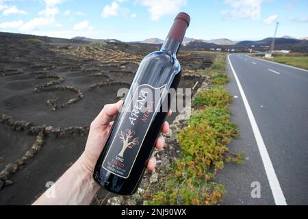 Contenant une bouteille d'aréna negra Red Wine de vega volcan petite ferme artisanale de vin Lanzarote, îles Canaries, Espagne Banque D'Images