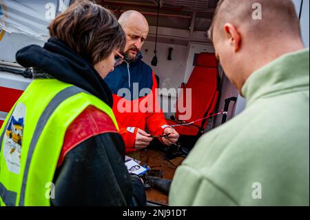 Un ukrainien est vu montrant des pièces d'artillerie à un groupe de personnes. Le Tour de Ambulance est une exposition itinérante présentant une ambulance détruite à Kharkiv, en Ukraine, raconte l'histoire de 12 médecins tués dans l'exercice de leurs fonctions. Il a été créé par 'Stichting Zeilen van Vrijheid' (voiles de la liberté), qui a été fondé en mars 2022 pour envoyer des ambulances et du matériel médical à l'Ukraine déchirée par la guerre. On estime que 65 000 000 réfugiés ukrainiens (âgés de 15 à 64 ans) vivent actuellement aux pays-Bas. Banque D'Images