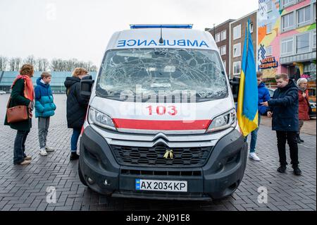 On voit des gens jeter un coup d'œil à l'intérieur et à l'extérieur d'une ambulance détruite dans la guerre en Ukraine. Le Tour de Ambulance est une exposition itinérante présentant une ambulance détruite à Kharkiv, en Ukraine, raconte l'histoire de 12 médecins tués dans l'exercice de leurs fonctions. Il a été créé par 'Stichting Zeilen van Vrijheid' (voiles de la liberté), qui a été fondé en mars 2022 pour envoyer des ambulances et du matériel médical à l'Ukraine déchirée par la guerre. On estime que 65 000 000 réfugiés ukrainiens (âgés de 15 à 64 ans) vivent actuellement aux pays-Bas. Banque D'Images