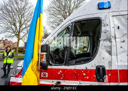 Deux volontaires ukrainiens sont vus en train de jeter un coup d'œil à l'ambulance détruite. Le Tour de Ambulance est une exposition itinérante présentant une ambulance détruite à Kharkiv, en Ukraine, raconte l'histoire de 12 médecins tués dans l'exercice de leurs fonctions. Il a été créé par 'Stichting Zeilen van Vrijheid' (voiles de la liberté), qui a été fondé en mars 2022 pour envoyer des ambulances et du matériel médical à l'Ukraine déchirée par la guerre. On estime que 65 000 000 réfugiés ukrainiens (âgés de 15 à 64 ans) vivent actuellement aux pays-Bas. Banque D'Images