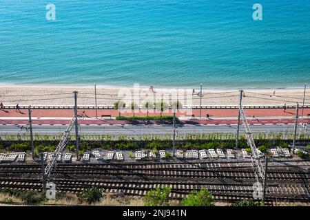 TARRAGONE, ESPAGNE - 6 AOÛT 2022 : vue sur la côte depuis le balcon Balcon del Mediterraneo à Tarragone, Espagne. Banque D'Images