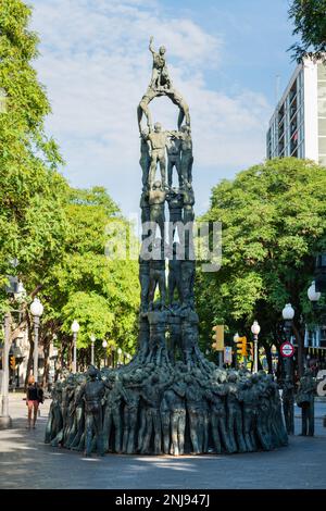 TARRAGONE, ESPAGNE - 6 AOÛT 2022 : statue des Castellers sur la rue Rambla Nova à Tarragone, l'une des principales rues piétonnes de la ville. Banque D'Images