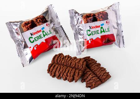 Alba, Italie - 20 février 2023: Kinder cereale Ferrero, paquets et biscuits faits avec sept cereales et cacao isolé sur blanc et le chemin de coupure inclus Banque D'Images