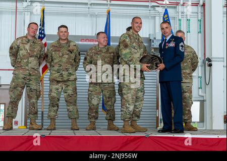 Le Conseil du chef de l’escadre du transport aérien de 911th présente le Sgt Frank C. Monacelli, chef principal de l’escadron du génie civil du 911th septembre, en cadeau lors de sa cérémonie de retraite à la station de réserve aérienne de l’aéroport international de Pittsburgh, en Pennsylvanie, le 6 août 2022. Le Conseil des chefs de l’AW 911th présente traditionnellement aux membres qui prennent leur retraite un cadeau qui commémore leur rang. Banque D'Images