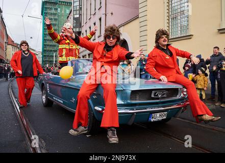 Wuerzburg, Bavière, Allemagne, 19 février 2023. Hommes vêtus d'Elvis Presley assis sur la Ford Mustang au défilé du Carnaval (Fasching) Banque D'Images