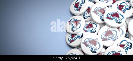 Logos de l'American National Hockey League NHL Team Colorado Avalanche sur un tas sur une table. Banque D'Images