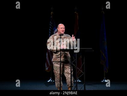 Le général de division Barry A. Blanchard, adjoint adjudant général-Air et commandant de la Garde nationale aérienne du Mississippi, parle aux aviateurs de l'aile 172nd du transport aérien, réunis pour le jour 2022 de Wingman; un événement qui construit l'esprit de corps, réaffirme l'engagement du leadership envers leur peuple et renforce les relations à travers l'escadre. ÉTATS-UNIS Photo de la Garde nationale aérienne par le sergent d'état-major Jared Bounds. Banque D'Images