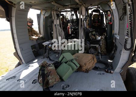 Les soldats DE l'armée AMÉRICAINE affectés au bataillon d'hélicoptères d'assaut 1-230th, Garde nationale de l'armée du Tennessee, sécurisent et fixent l'équipement à l'intérieur d'un hélicoptère UH-60 Blackhawk pendant la répétition du plan de pré-accident pour la grève du Nord 22 à l'aérodrome de l'armée de Grayling, Grayling, au Michigan, le 6 août 2022. Northern Strike est conçu pour défier le public de formation avec de multiples formes de convergence qui fait progresser l'interopérabilité entre les partenaires multicomposants, multinationaux et interagences. Banque D'Images