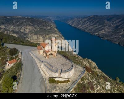 Vue aérienne de l'ermitage de Pilar et du point de vue de l'Ebre. En arrière-plan, le réservoir Riba-roja et le clocher du vieux village, Aragon Banque D'Images