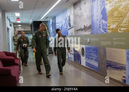 Le général Daniel R. Hokanson, 29th Chef du Bureau de la Garde nationale, et le Maj. « Spider » Falcone, 131st Bomb Wing B-2 pilote de bombardier furtif Spirit, discutent des défis opérationnels à l'aile lors d'une visite à la base aérienne de Whiteman, Missouri, le 6 août 2022. Hokanson a visité Whiteman pour apprendre comment les ailes de 131st et 509th se combinent pour accomplir la mission B-2 de la force totale du sol à l'air. Banque D'Images