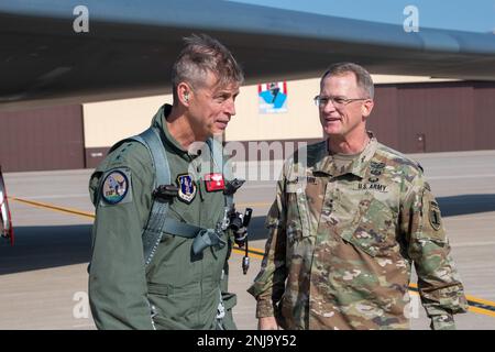 Général de division Levon Cumpton, Garde nationale du Missouri Adjutant général, accueille le général Daniel R. Hokanson, 29th chef du Bureau de la Garde nationale, après un vol d'orientation dans un bombardier furtif B-2 Spirit à la base aérienne de Whiteman, Missouri, le 6 août 2022. Hokanson a visité Whiteman pour apprendre comment les ailes de bombe 131st et 509th se combinent pour accomplir la mission d'aviateur de force totale B-2 Spirit du sol à l'air. Banque D'Images