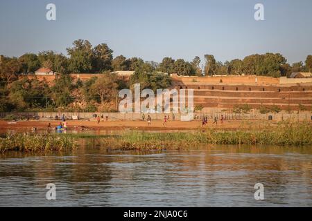 Niamey, Niger. 21st janvier 2023. Des enfants ont vu jouer au football le long de la rive du fleuve Niger à Niamey. Niger un pays ouest-africain enclavé d'environ 25 millions d'habitants est l'un des pays les plus pauvres du monde. (Credit image: © Sally Hayden/SOPA Images via ZUMA Press Wire) USAGE ÉDITORIAL SEULEMENT! Non destiné À un usage commercial ! Banque D'Images