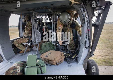 Les soldats DE l'armée AMÉRICAINE affectés au bataillon d'hélicoptères d'assaut 1-230th, Garde nationale de l'armée du Tennessee, prennent place pour le décollage dans un hélicoptère UH-60 Blackhawk lors de la répétition du plan de pré-accident pour la grève du Nord 22 à l'aérodrome de l'armée de Grayling, Grayling, au Michigan, le 6 août 2022. Northern Strike est conçu pour mettre au défi 7 400 membres de service avec de multiples formes de formation qui font progresser l'interopérabilité entre les partenaires multicomposants, multinationaux et interagences. Banque D'Images