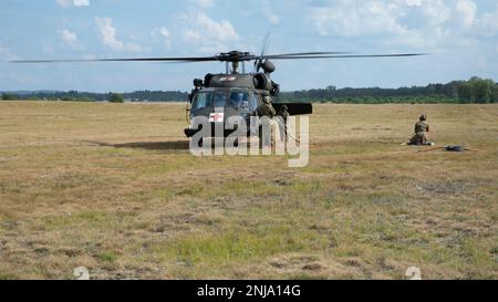 Les soldats DE l'armée AMÉRICAINE affectés au bataillon d'hélicoptères d'assaut 1-230th, Garde nationale de l'armée du Tennessee, ravitaillent un HÉLICOPTÈRE UH-60 Blackhawk au point d'armement et de ravitaillement Reaper Forward (FARP) dans le cadre de la grève du Nord 22 à l'aérodrome de l'armée de Grayling, Grayling, au Michigan, le 6 août 2022. Northern Strike est conçu pour mettre au défi 7 400 membres de service avec de multiples formes de formation qui font progresser l'interopérabilité entre les partenaires multicomposants, multinationaux et interagences. Banque D'Images