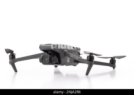 Varna, Bulgarie - 17 février , 2023: Un nouveau moderne DJI Mavic 3 CLASSIQUE drone et télécommande. Avion de drone quadcopter avec appareil photo numérique pour Banque D'Images