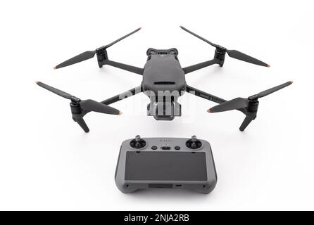 Varna, Bulgarie - 17 février , 2023: Un nouveau moderne DJI Mavic 3 CLASSIQUE drone et télécommande. Avion de drone quadcopter avec appareil photo numérique pour Banque D'Images