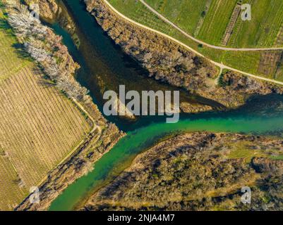 Confluence des rivières Segre et Cinca, où vous pouvez voir la contribution différente des sédiments de chaque rivière (Segrià, Lleida, Catalogne, Espagne) Banque D'Images