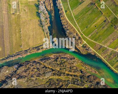 Confluence des rivières Segre et Cinca, où vous pouvez voir la contribution différente des sédiments de chaque rivière (Segrià, Lleida, Catalogne, Espagne) Banque D'Images