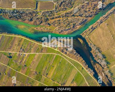 Confluence des rivières Segre et Cinca, où vous pouvez voir la contribution différente des sédiments de chaque rivière (Segrià, Lleida, Catalogne, Espagne) Banque D'Images