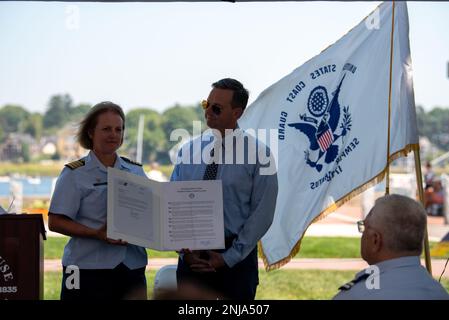 Le capitaine Kailie Benson, commandant du secteur de la Garde côtière de Boston, et Sean Reardon, maire de Newburyport, tiennent la proclamation qui certifie à nouveau Newburyport (Massachusetts) à titre de 6 août 2022 officiel de la ville de la Garde côtière. La ville de Newburyport a été initialement désignée en 2011 comme la quatorzième ville de la Garde côtière du pays. Banque D'Images