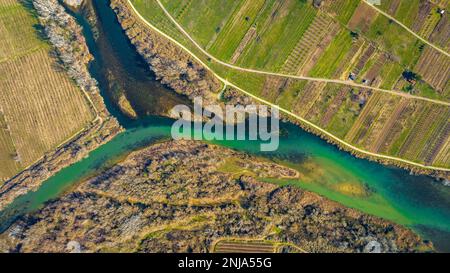 Confluence des rivières Segre et Cinca, où vous pouvez voir la contribution différente des sédiments de chaque rivière (Segrià, Lleida, Catalogne, Espagne) Banque D'Images