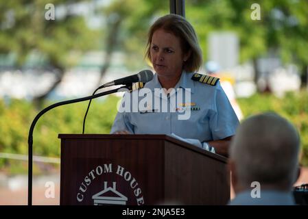 Le capitaine Kailie Benson, commandant du secteur de la Garde côtière à Boston, prend la parole lors d'une cérémonie pour certifier à nouveau Newburyport, Massachusetts, comme un 6 août 2022 de la ville de la Garde côtière. La ville de Newburyport a été initialement désignée en 2011 comme la quatorzième ville de la Garde côtière du pays. Banque D'Images