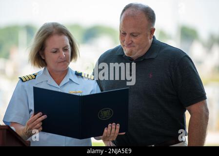 Le capitaine Kailie Benson, commandant du secteur de la Garde côtière de Boston, présente un certificat de mérite à David Strahn lors d'une cérémonie de renouvellement de la certification de Newburyport, Massachusetts, en tant que 6 août 2022 de la ville de la Garde côtière. La ville de Newburyport a été initialement désignée en 2011 comme la quatorzième ville de la Garde côtière du pays. Banque D'Images