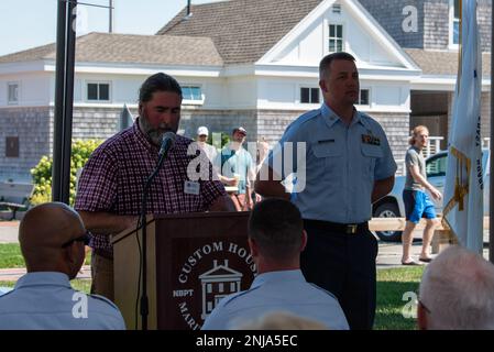 Christopher Silva, directeur exécutif du Custom House Maritime Museum, présente le sous-ministre adjoint de 2022, Richard I. Rybacki à l'officier de Petty Joesph Habel au cours d'une cérémonie pour certifier à nouveau Newburyport, Massachusetts, comme un 6 août 2022 de la ville de la Garde côtière. La ville de Newburyport a été initialement désignée en 2011 comme la quatorzième ville de la Garde côtière du pays. Banque D'Images