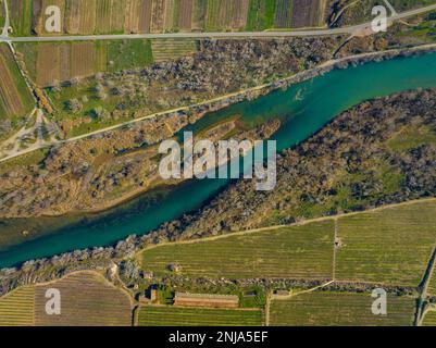 Confluence des rivières Segre et Cinca, où vous pouvez voir la contribution différente des sédiments de chaque rivière (Segrià, Lleida, Catalogne, Espagne) Banque D'Images