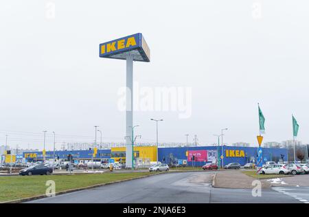 Poznan, Pologne - 25 janvier 2023 : magasin Ikea bleu et jaune en hiver. Banque D'Images