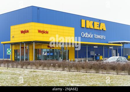 Poznan, Pologne - 25 janvier 2023 : magasin Ikea bleu et jaune en hiver. Banque D'Images