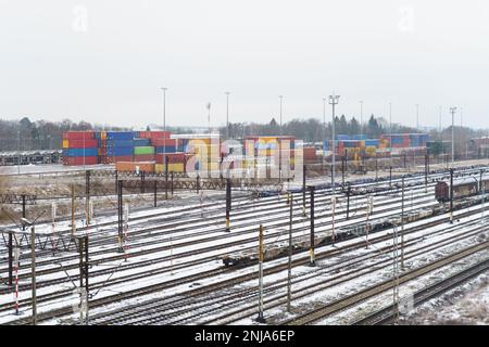 Gare de déchargement et de chargement de fret. Il y a des wagons vides sur la plate-forme de chemin de fer, des wagons avec des voitures au loin, des conteneurs déchargés o Banque D'Images