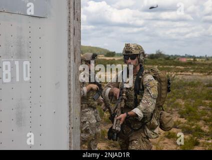 Des opérateurs du Groupe des Forces spéciales de 20th effectuent une mission d'assaut aérienne au cours d'un exercice d'entraînement près du canton de Chester, Michigan, sur 6 août 2022. La mission faisait partie de Northern Strike, une activité de formation conjointe multinationale annuelle dont le siège social se trouvait au Camp Grayling joint manœuvrer Training Centre, au Michigan. Banque D'Images