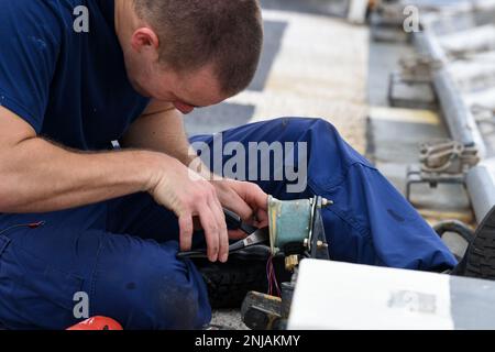 ÉTATS-UNIS Garde côtière Petty Officer 2nd classe Jordan Reynolds effectue l'entretien d'un point de vente à bord du célèbre couteau d'endurance moyenne USCGC Mohawk (WMEC 913) alors qu'il est en cours dans l'océan Atlantique, le 6 août 2022. USCGC Mohawk est en déploiement aux États-Unis Zone d'opérations de la Marine Forces Africa, employée par les États-Unis Sixième flotte pour défendre les intérêts des États-Unis, des alliés et des partenaires. Banque D'Images