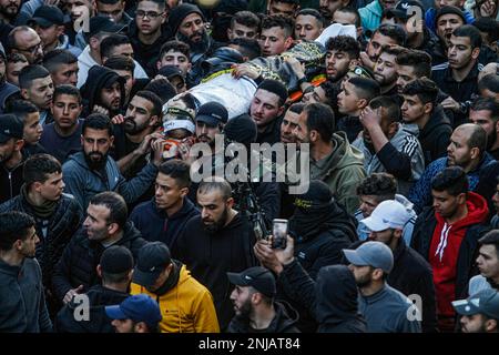 Naplouse, Palestine. 22nd févr. 2023. (NOTE DE L'ÉDITEUR: L'image dépeint la mort) les boureurs portent le corps d'un des dix Palestiniens qui ont été tués par des balles de l'armée israélienne lors d'un raid sur la ville de Naplouse, en Cisjordanie occupée. L'armée israélienne s'est effondrée dans l'abri dans lequel des hommes armés palestiniens des groupes Lions de Den se cachaient dans la vieille ville de Naplouse, tuant quatre hommes armés et six civils qui étaient présents sur le marché pendant ce raid. (Photo de Nasser Ishtayeh/SOPA Images/Sipa USA) crédit: SIPA USA/Alay Live News Banque D'Images