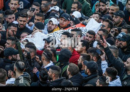 Naplouse, Palestine. 22nd févr. 2023. (NOTE DE L'ÉDITEUR: L'image dépeint la mort) les boureurs portent le corps d'un des dix Palestiniens qui ont été tués par des balles de l'armée israélienne lors d'un raid sur la ville de Naplouse, en Cisjordanie occupée. L'armée israélienne s'est effondrée dans l'abri dans lequel des hommes armés palestiniens des groupes Lions de Den se cachaient dans la vieille ville de Naplouse, tuant quatre hommes armés et six civils qui étaient présents sur le marché pendant ce raid. (Photo de Nasser Ishtayeh/SOPA Images/Sipa USA) crédit: SIPA USA/Alay Live News Banque D'Images