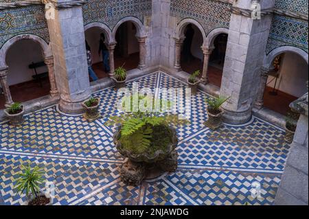 Manueline Cloister au Parc et Palais national de Pena (Palacio de la Pena), Sintra, Portugal Banque D'Images