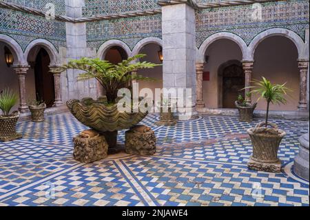 Manueline Cloister au Parc et Palais national de Pena (Palacio de la Pena), Sintra, Portugal Banque D'Images