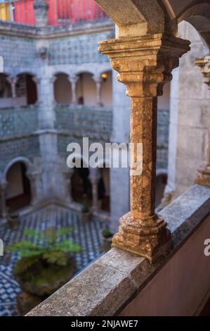 Manueline Cloister au Parc et Palais national de Pena (Palacio de la Pena), Sintra, Portugal Banque D'Images