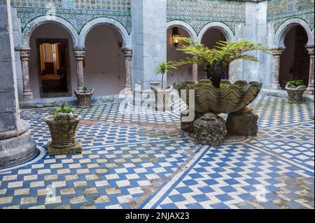 Manueline Cloister au Parc et Palais national de Pena (Palacio de la Pena), Sintra, Portugal Banque D'Images