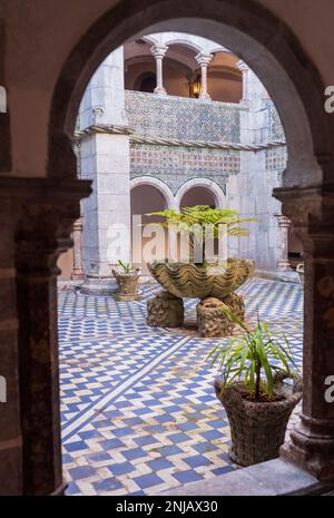 Manueline Cloister au Parc et Palais national de Pena (Palacio de la Pena), Sintra, Portugal Banque D'Images