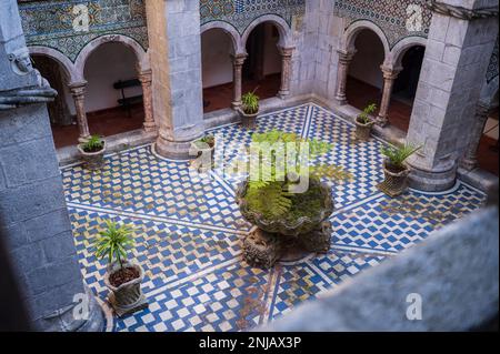 Manueline Cloister au Parc et Palais national de Pena (Palacio de la Pena), Sintra, Portugal Banque D'Images