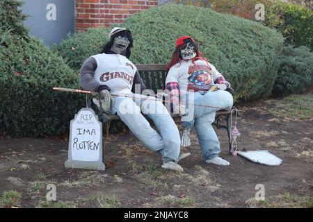 11-1-2022: Burlingame, Californie: Décorations d'Halloween dans les rues, squelettes assis sur un banc Banque D'Images