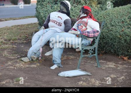 11-1-2022: Burlingame, Californie: Décorations d'Halloween dans les rues, squelettes assis sur un banc Banque D'Images